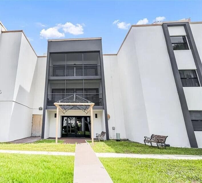 4040 N Hills Drive # 31, Hollywood FL 33021 photo 2