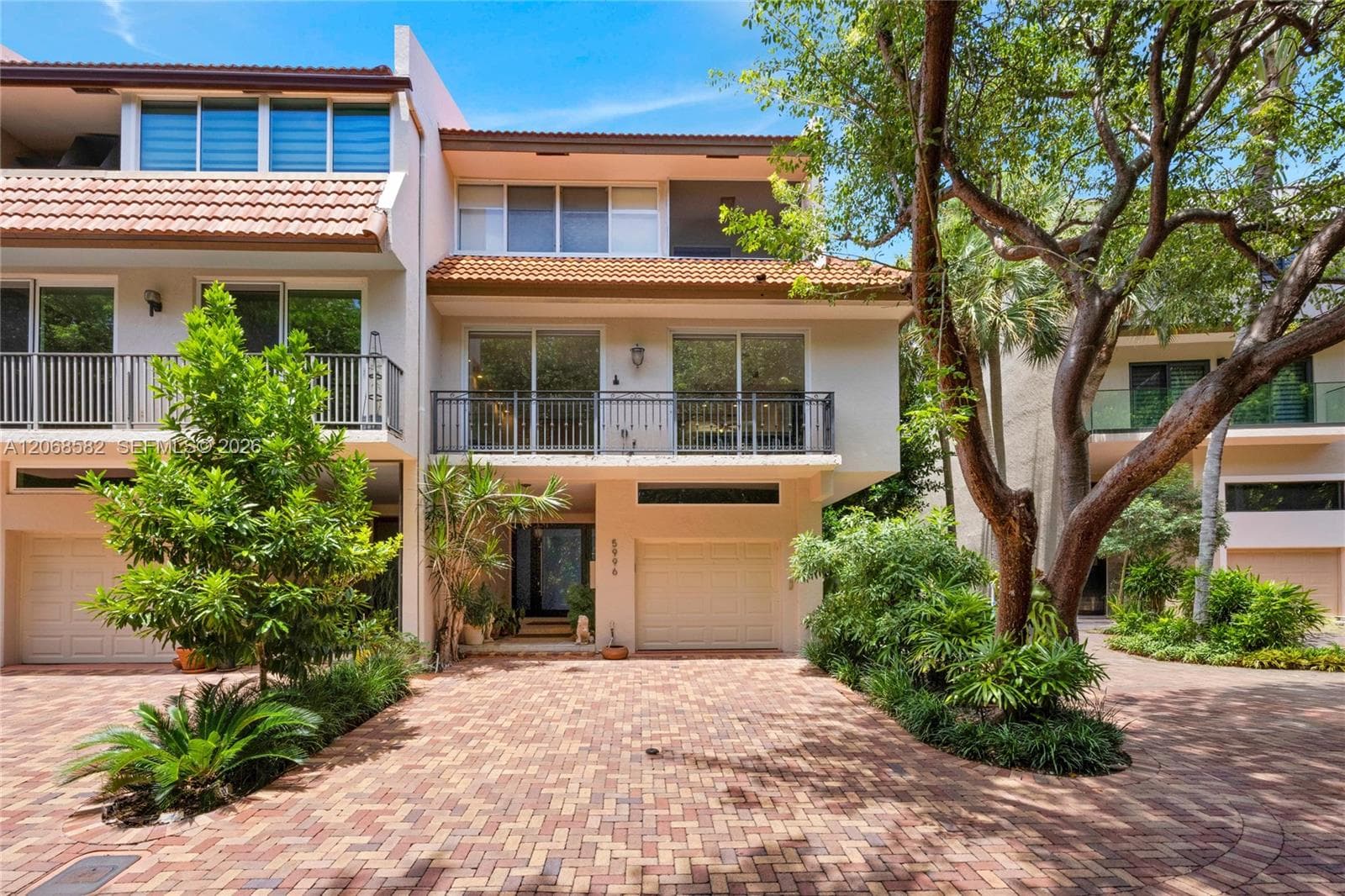 5996 Paradise Point Dr, Palmetto Bay FL 33157