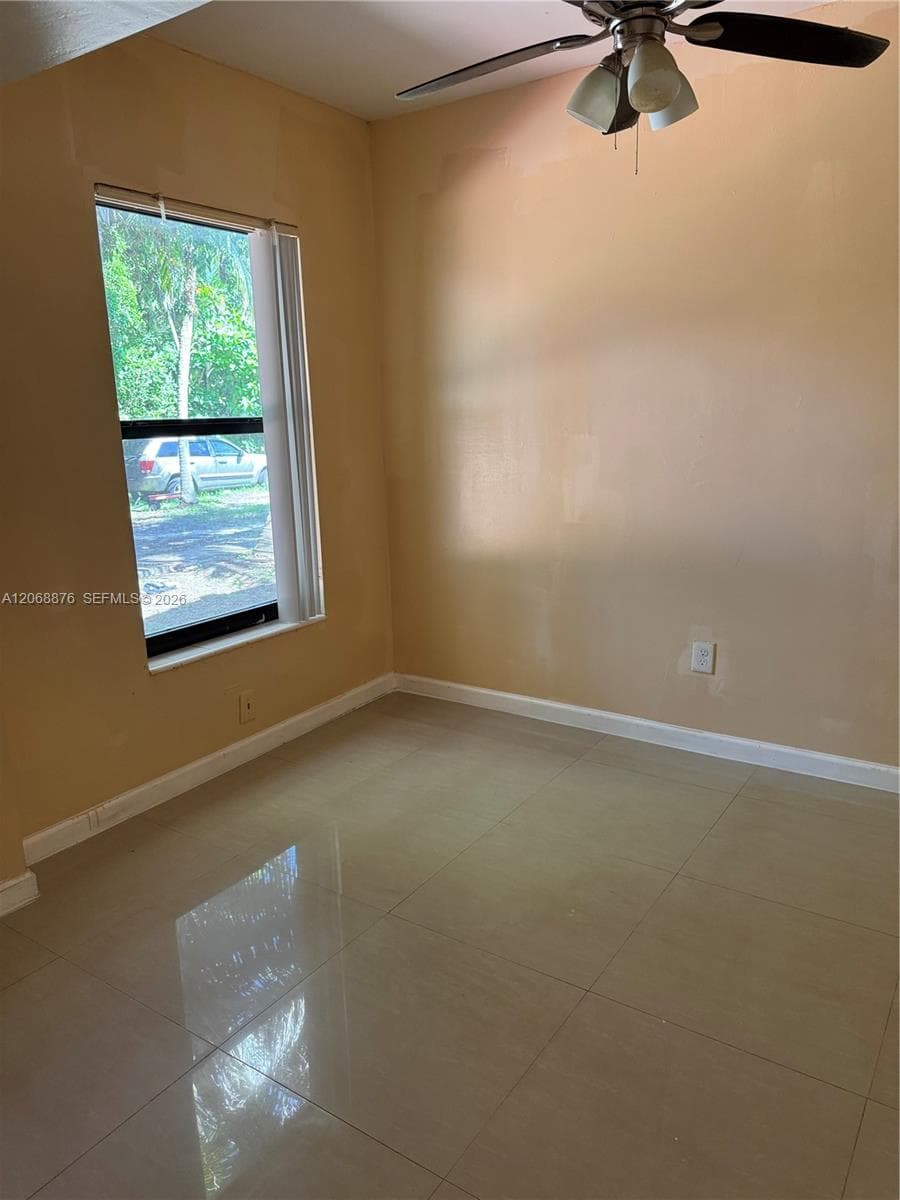 695 NE 151st St # 3, Miami, FL 33162 photo 2