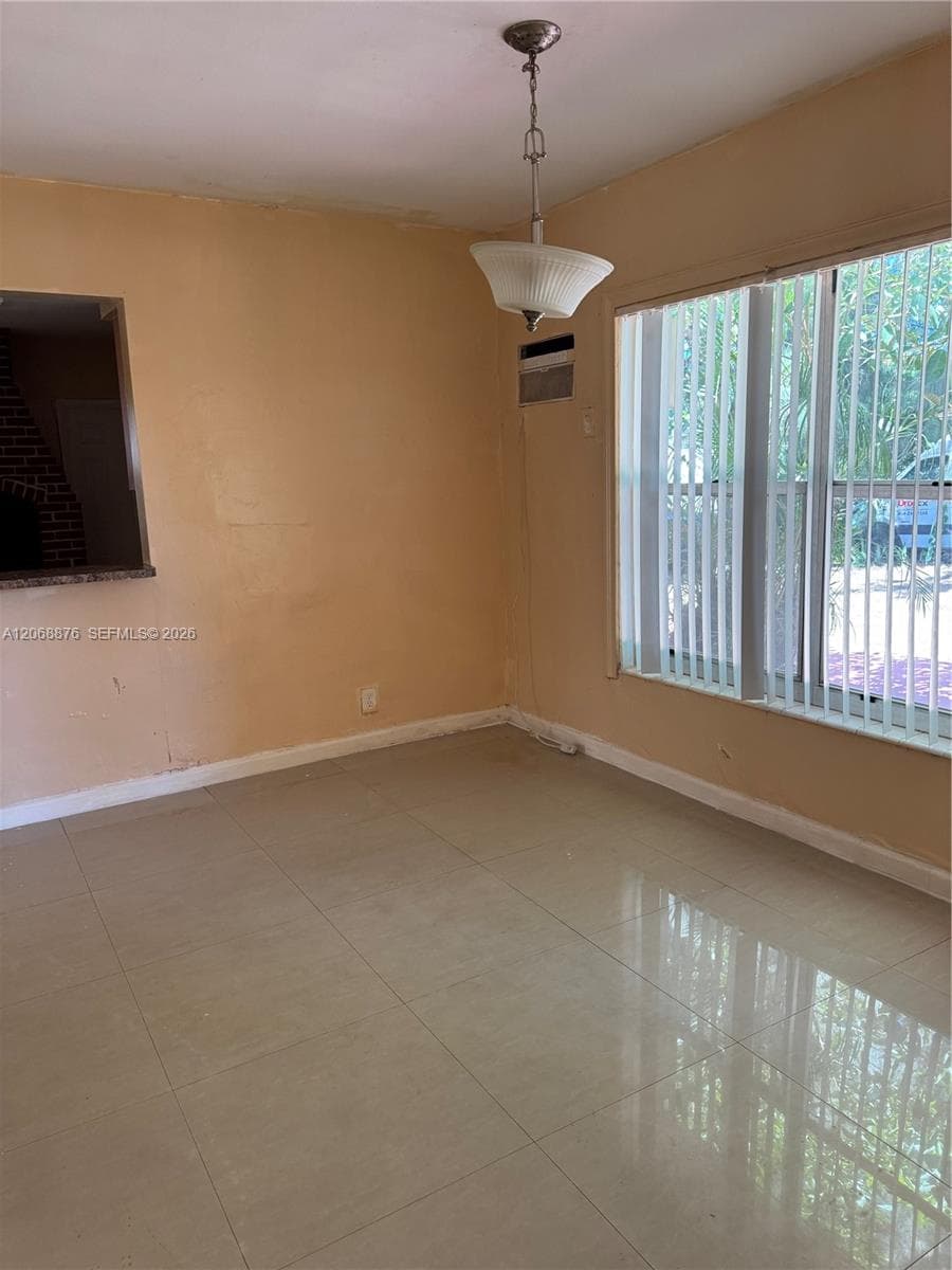 695 NE 151st St # 3, Miami, FL 33162 photo 3