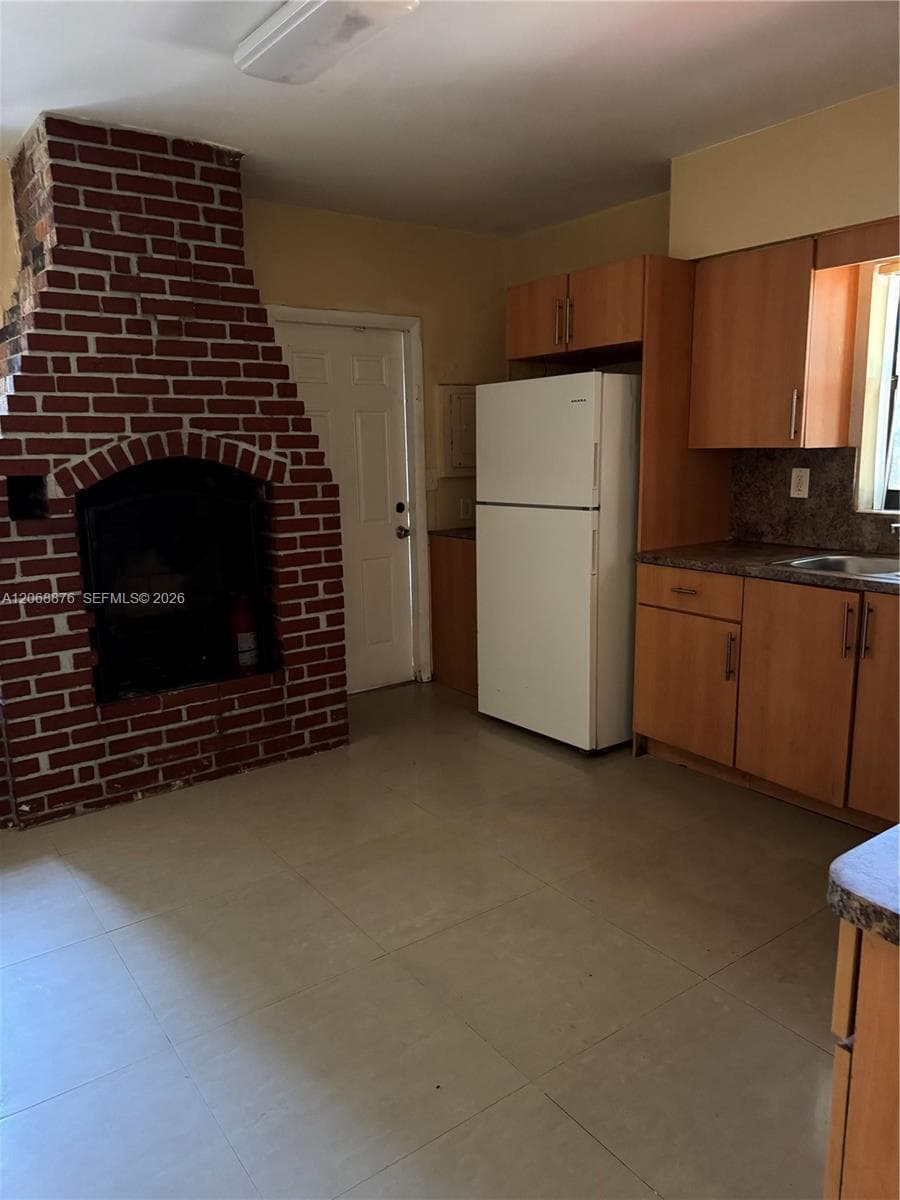 695 NE 151st St # 3, Miami, FL 33162 photo 4