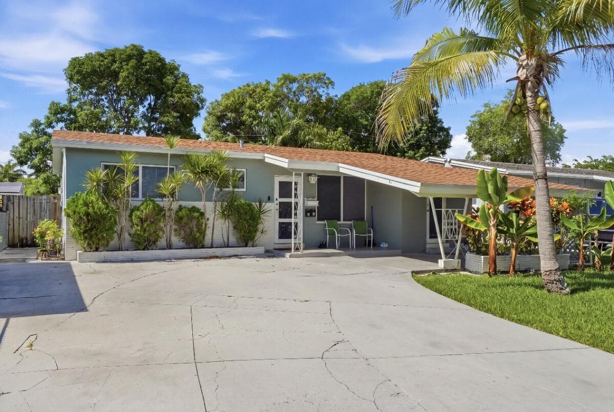 309 SW 7TH Court, Hallandale Beach FL 33009 photo 2