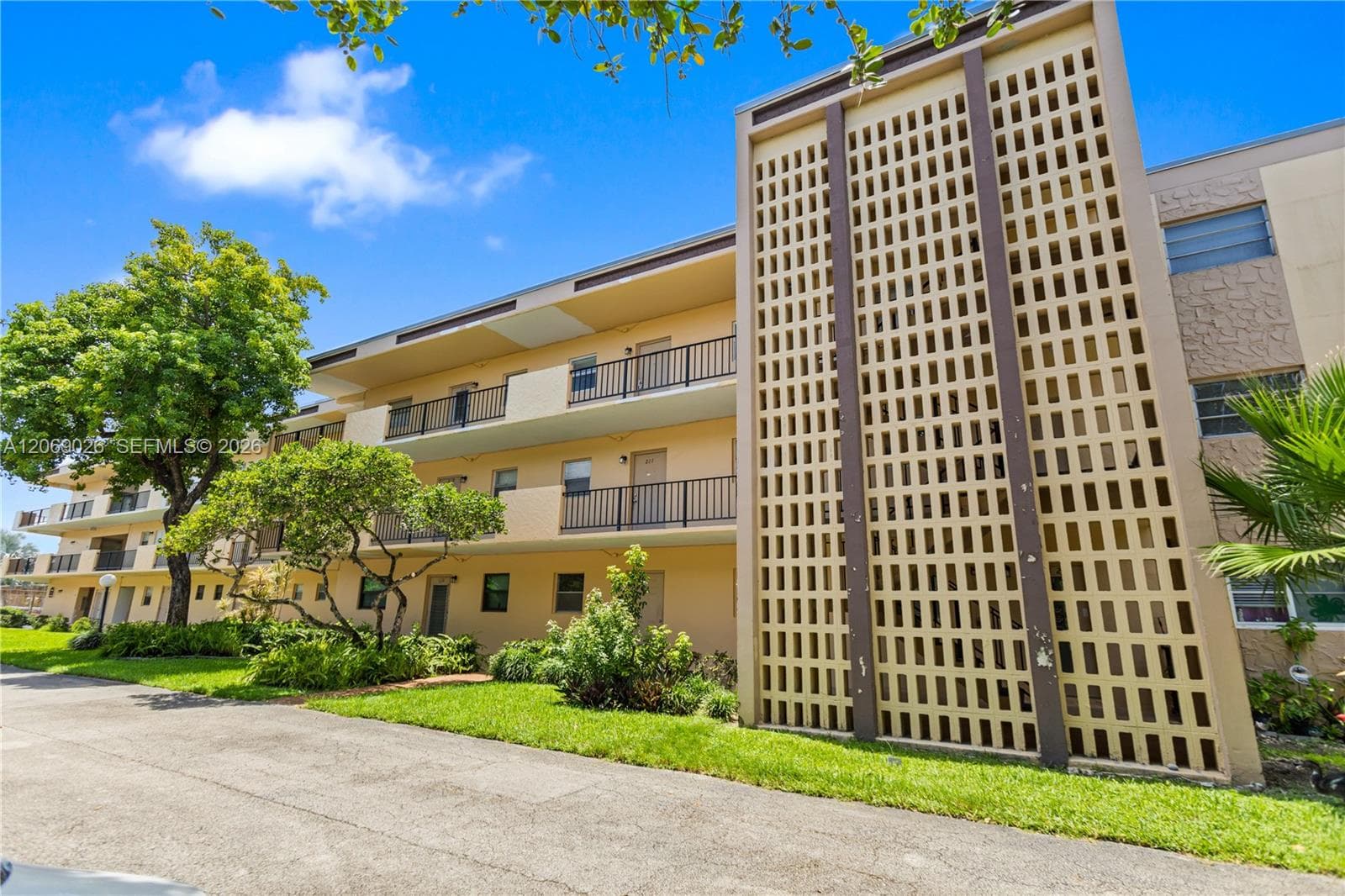 201 Berkley Rd # 309, Hollywood FL 33024 photo 2