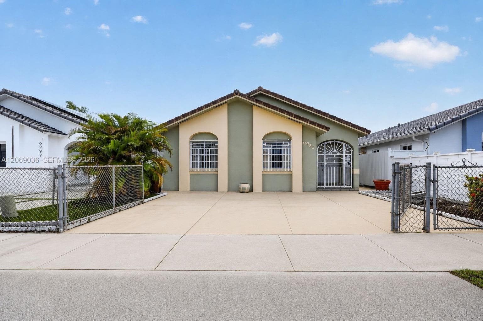 6983 W 24th Ln, Hialeah FL 33016 photo 2