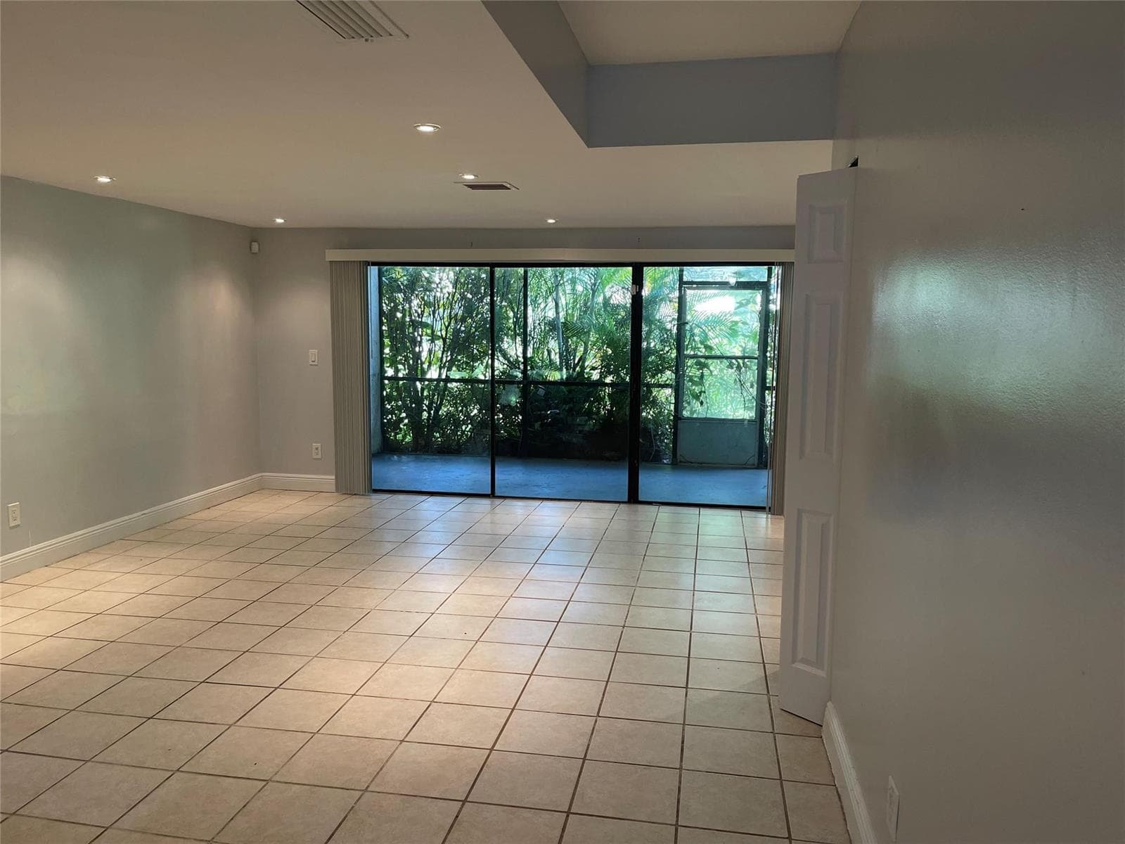 8843 SPRINGTREE LAKES Drive, Sunrise FL 33351 photo 3