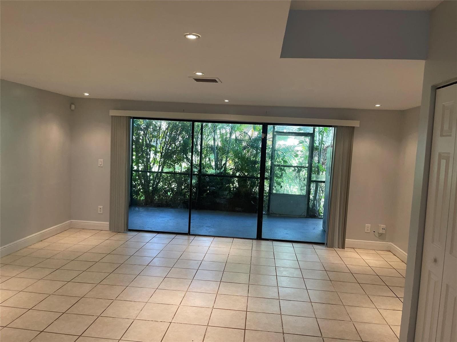 8843 SPRINGTREE LAKES Drive, Sunrise FL 33351 photo 5