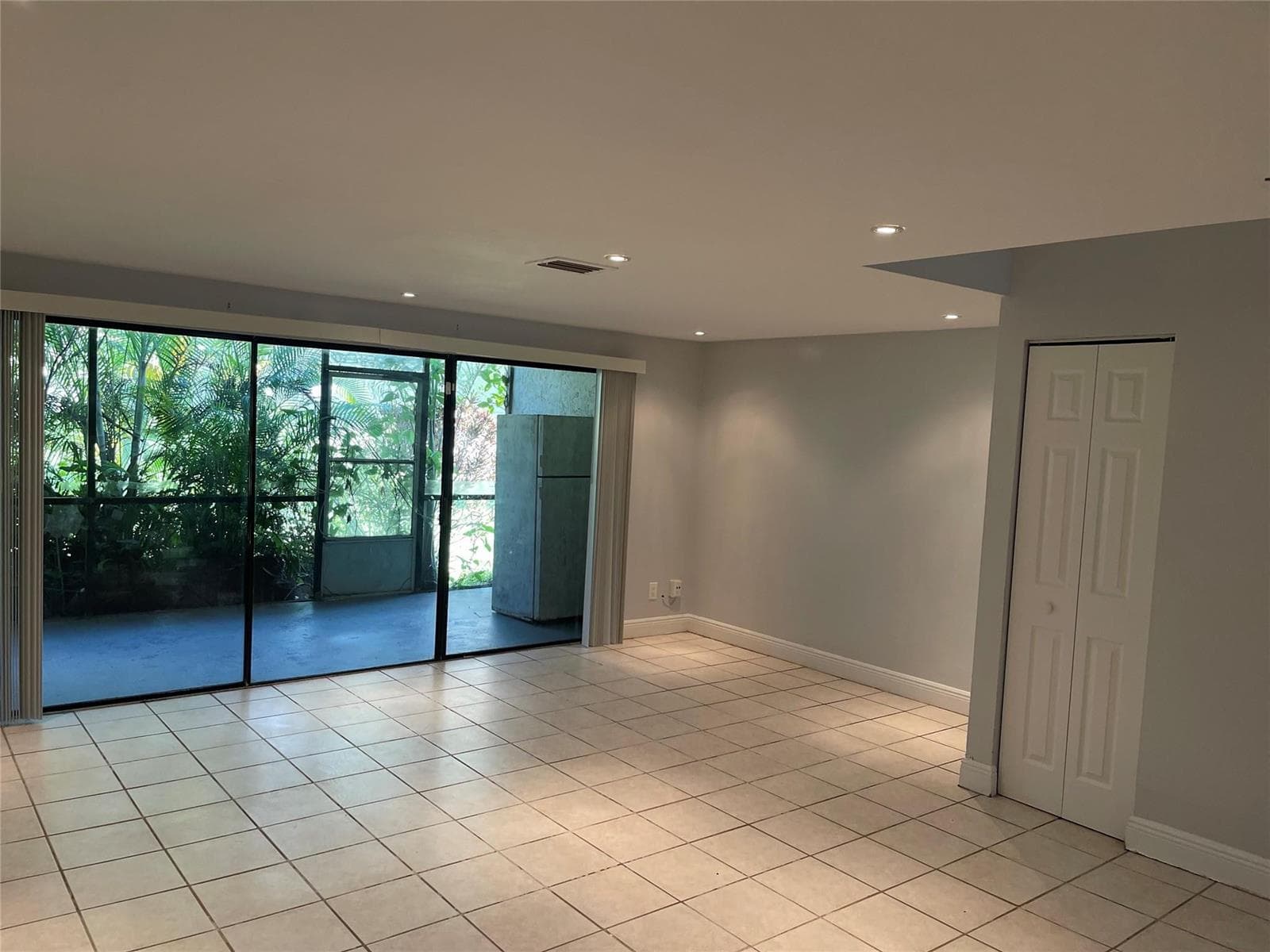 8843 SPRINGTREE LAKES Drive, Sunrise FL 33351 photo 4