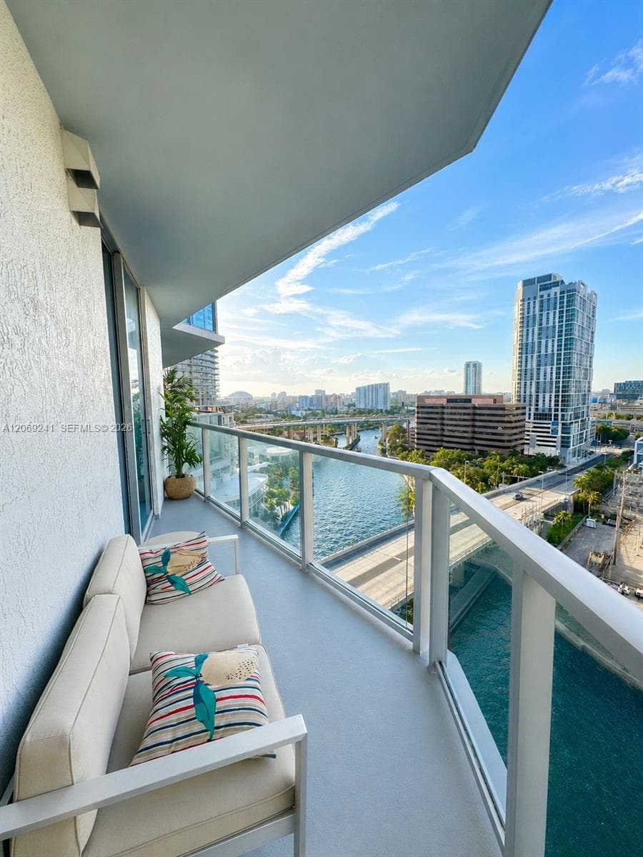 185 SW 7th St # 1505, Miami FL 33130 photo 4