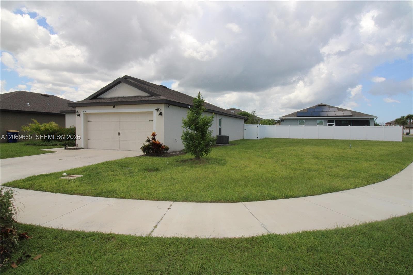 5424 Fantasy Dr, Fort Pierce FL 34947 photo 2