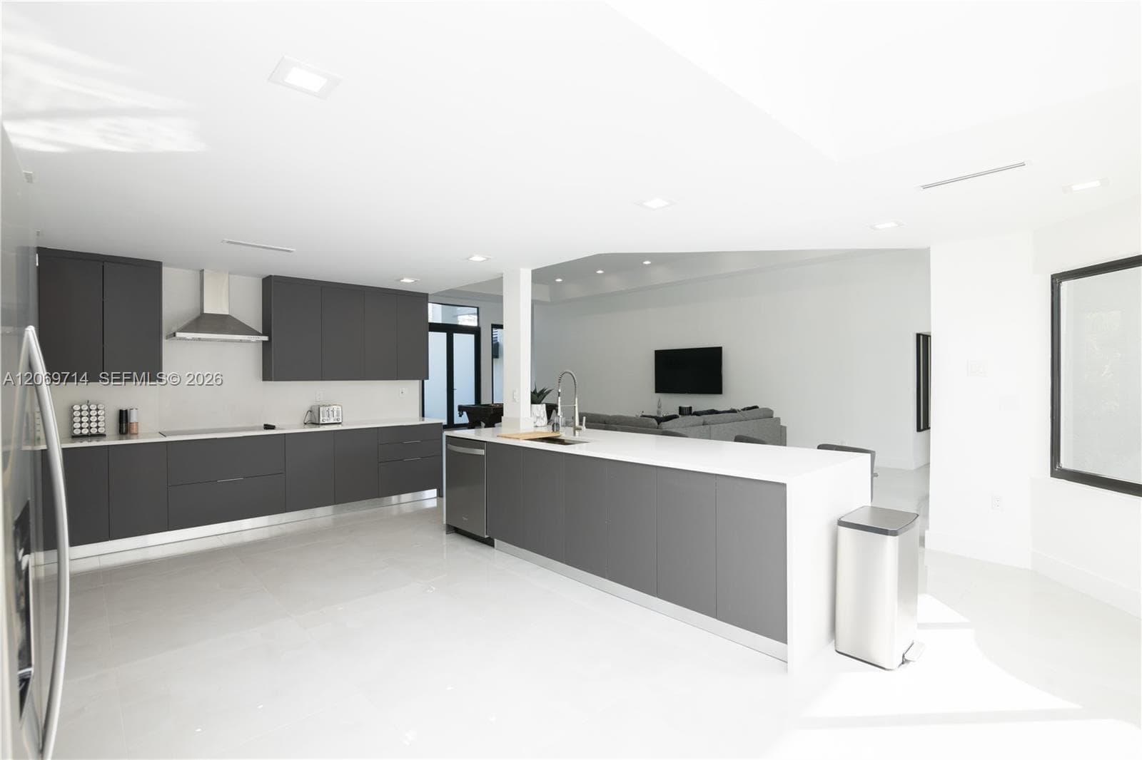 201 Holiday Dr, Hallandale Beach FL 33009 photo 5