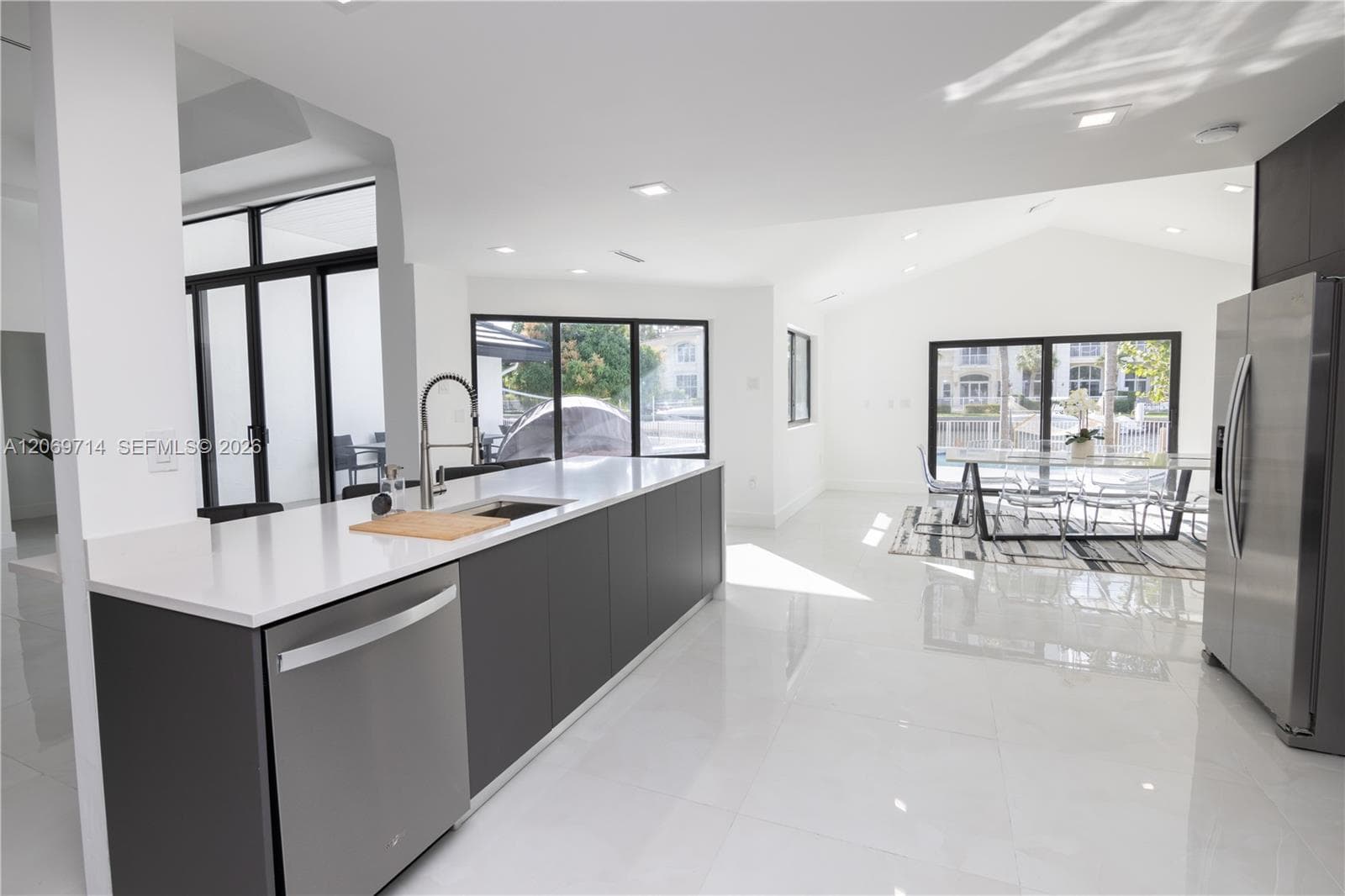 201 Holiday Dr, Hallandale Beach FL 33009 photo 4