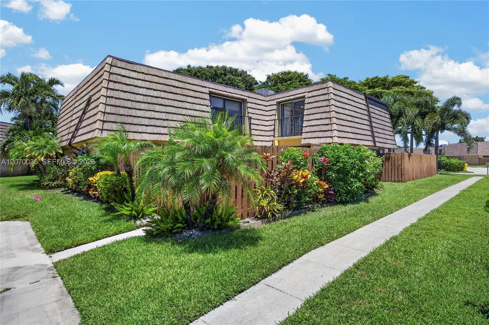 953 Springdale Cir, Palm Springs FL 33461