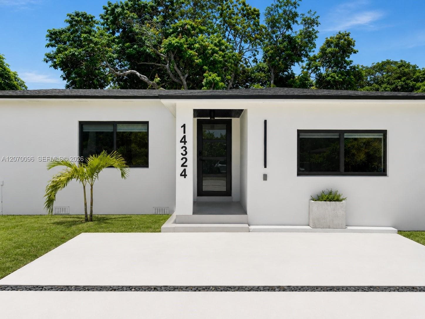 14324 Garden Dr, Miami FL 33168 photo 2