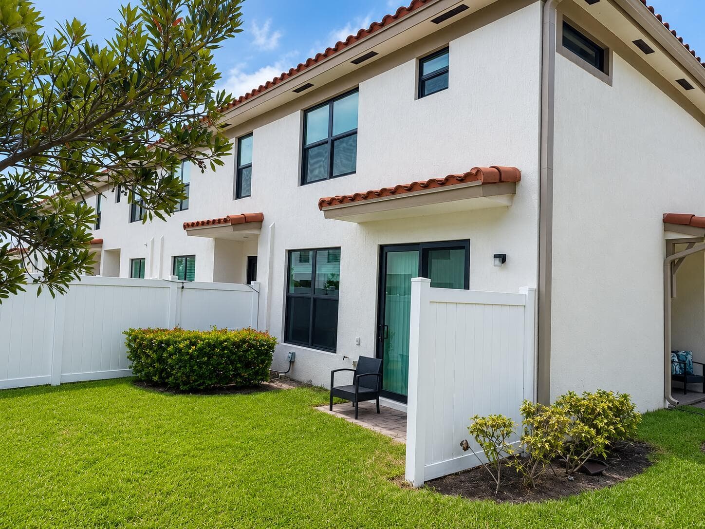 4414 HEMLOCK Drive, Riviera Beach FL 33410 photo 2