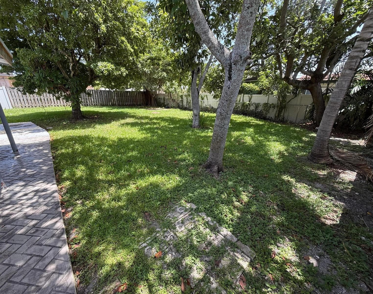 637 SW 2ND Street, Hallandale Beach FL 33009 photo 2