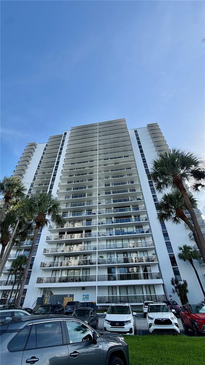 3701 N Country Club Dr # 304, Aventura FL 33180