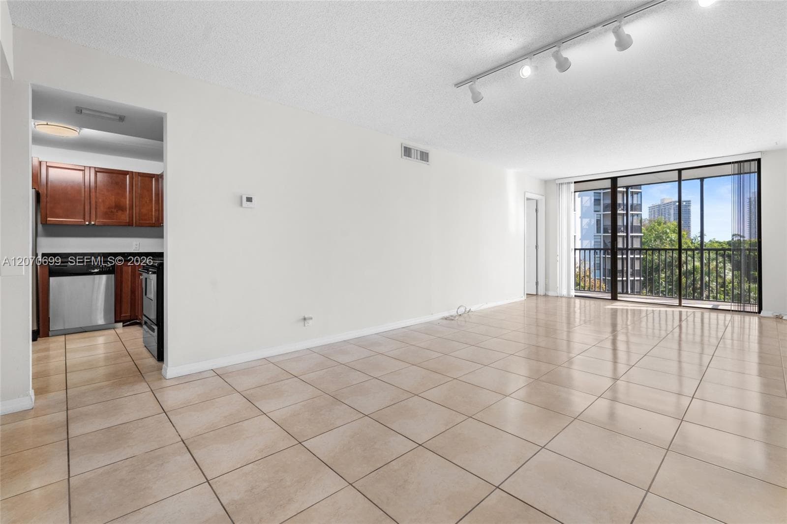 3401 N Country Club Dr # 519, Aventura FL 33180 photo 2