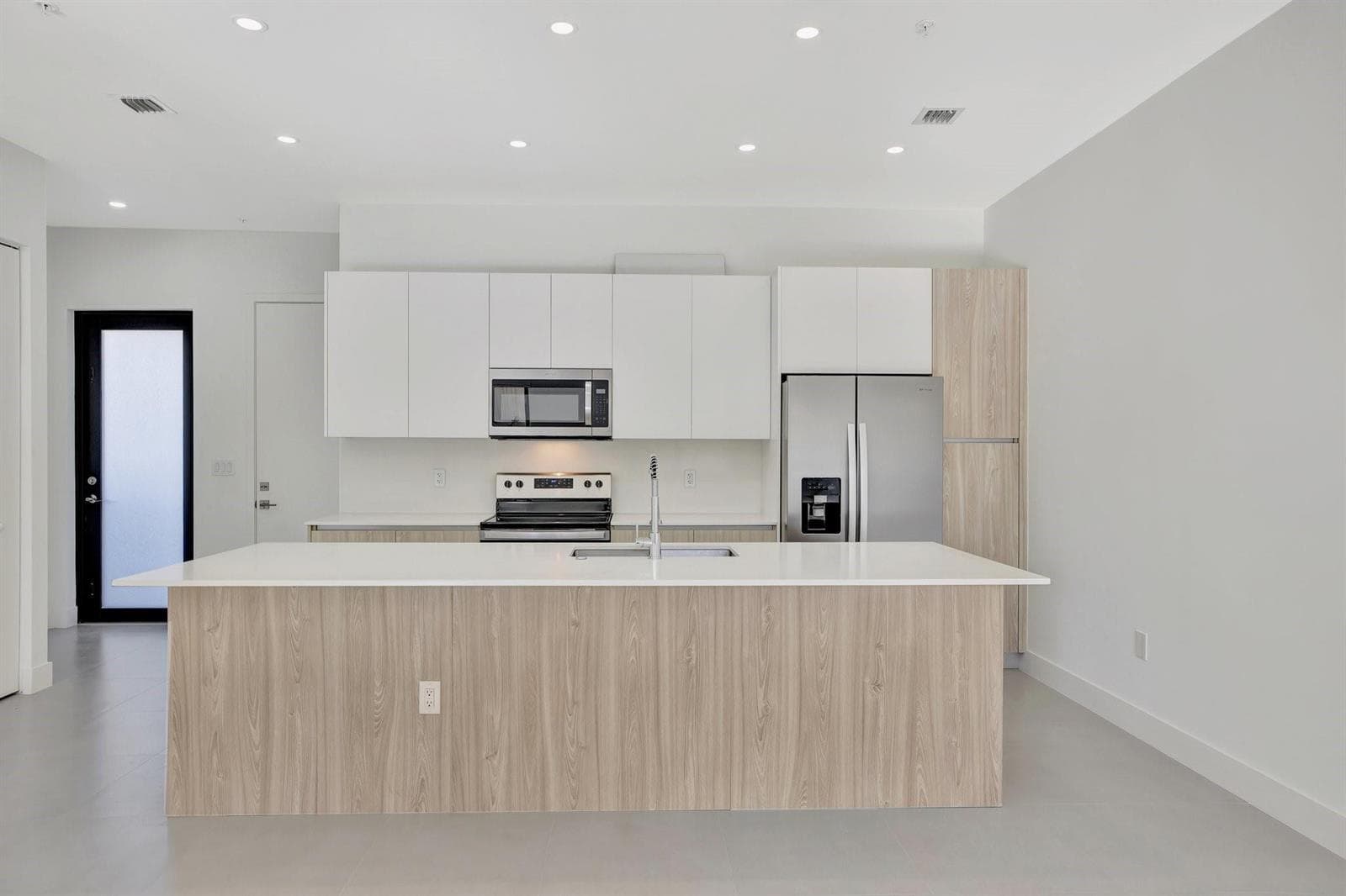 4208 NE 7TH Terrace, Oakland Park FL 33334 photo 4
