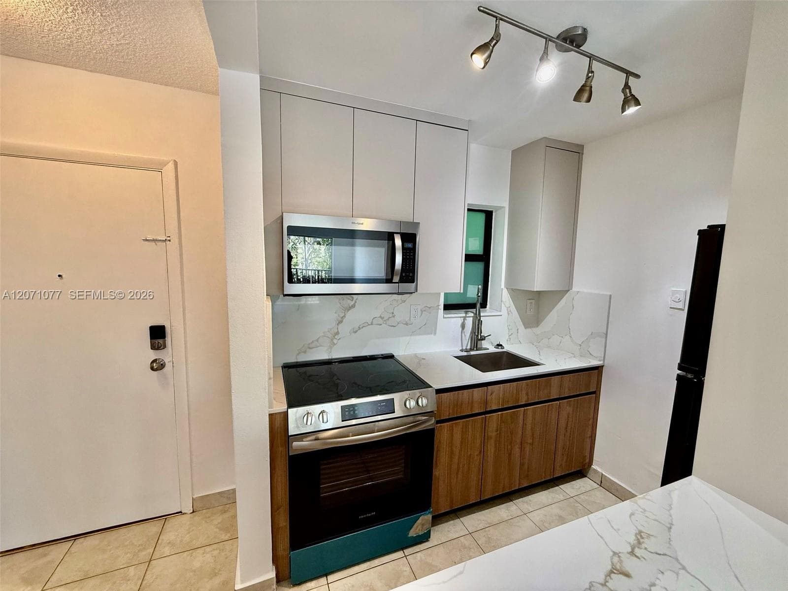 1530 SW 2nd St # 304, Miami, FL 33135 photo 2