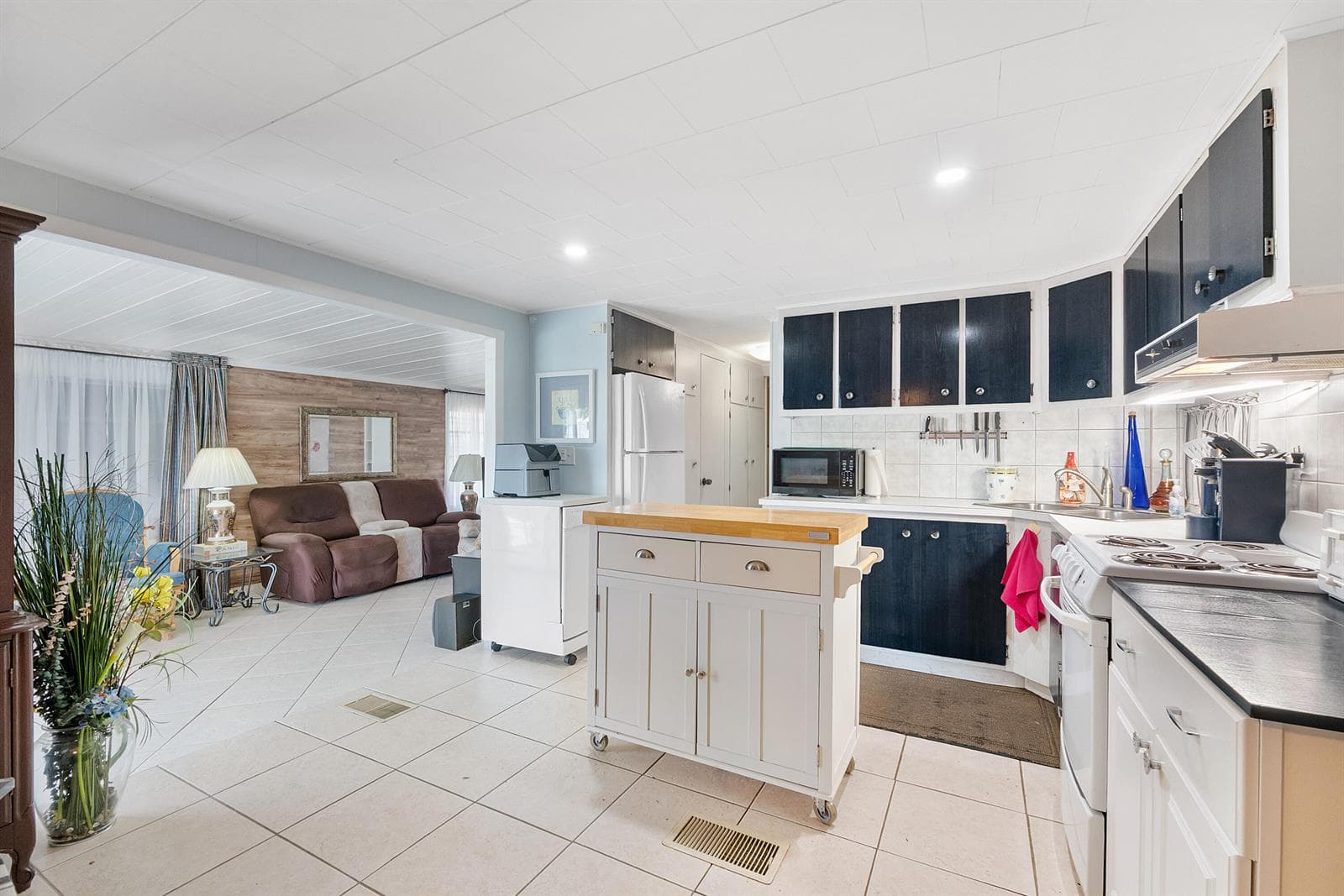 8670 SW 18TH Place, Davie FL 33324 photo 3