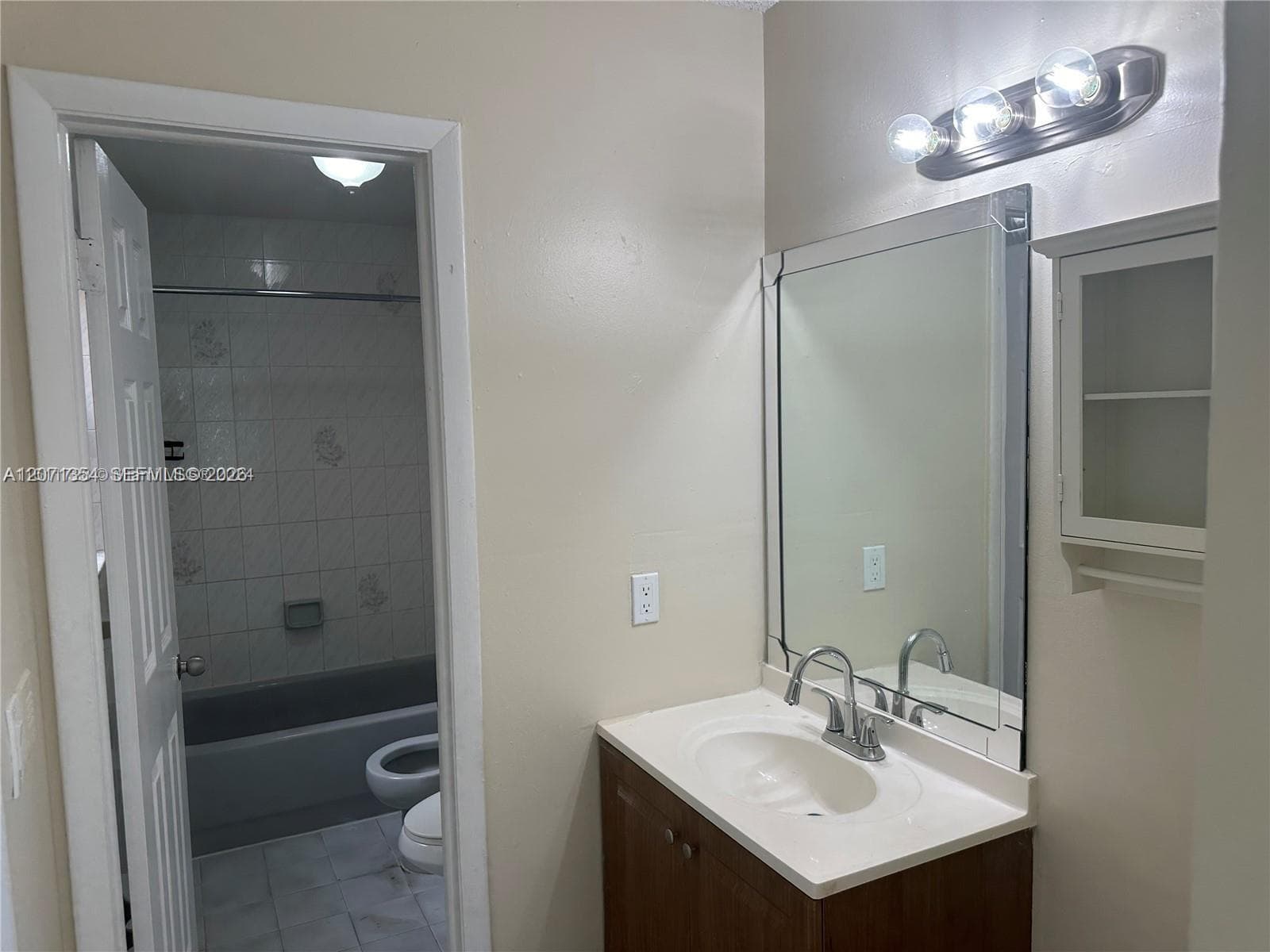 6991 NW 169th Ter, Miami Lakes FL 33015 photo 4