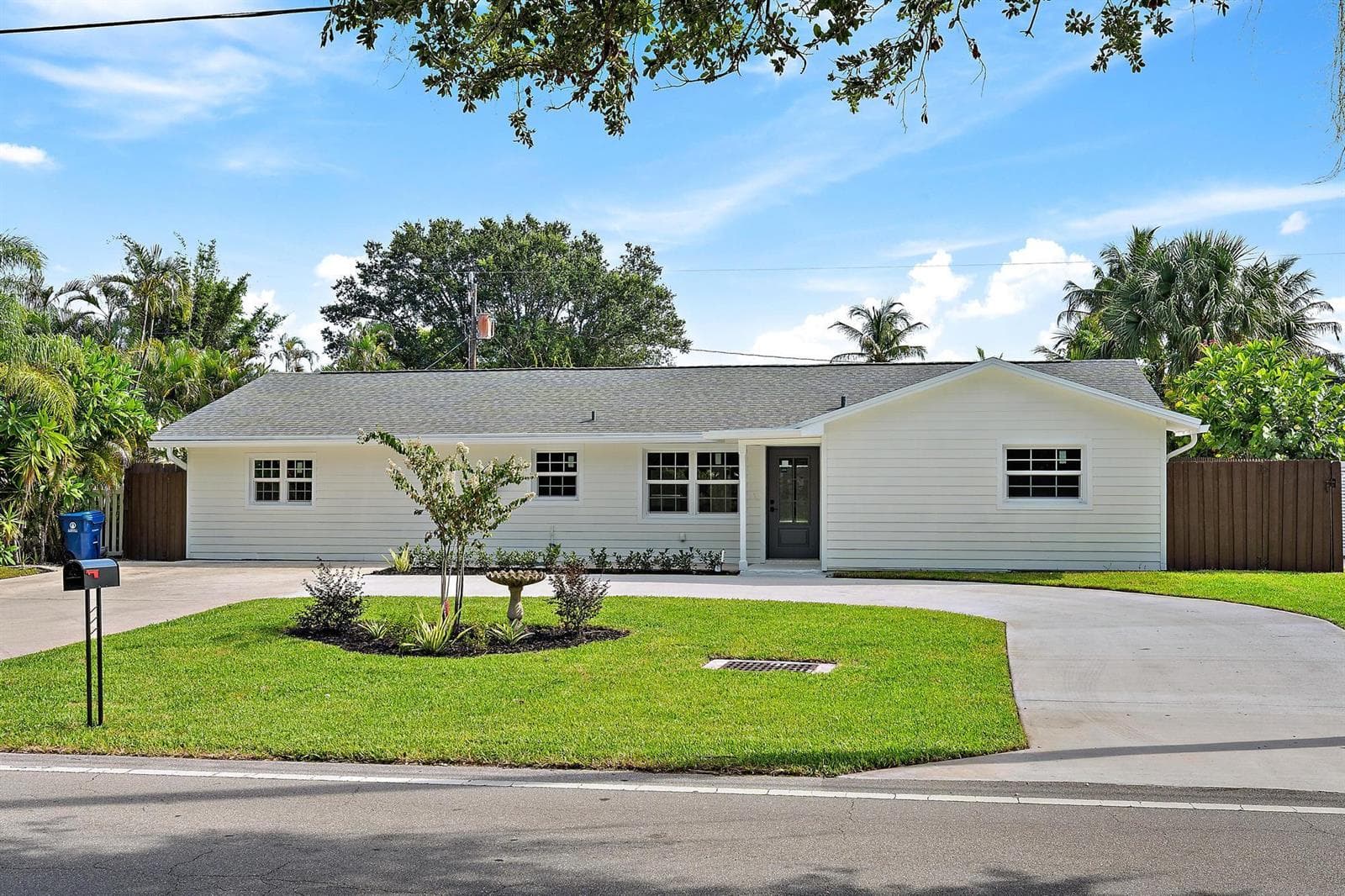 109 E RIVERSIDE Drive, Jupiter FL 33469