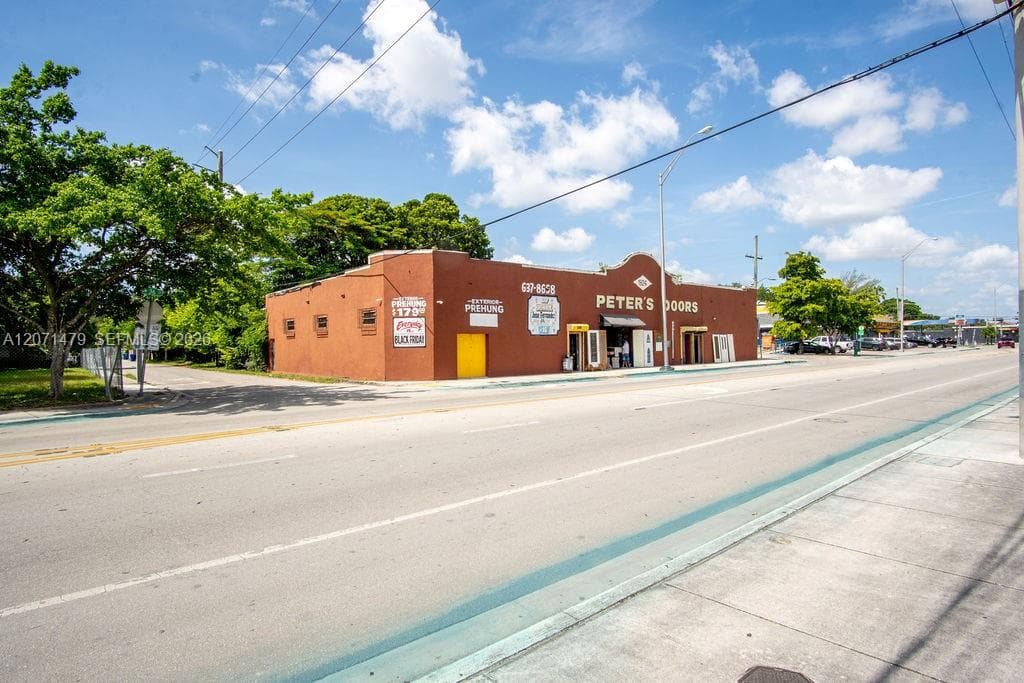 800 NW 36th St, Miami FL 33127 photo 2