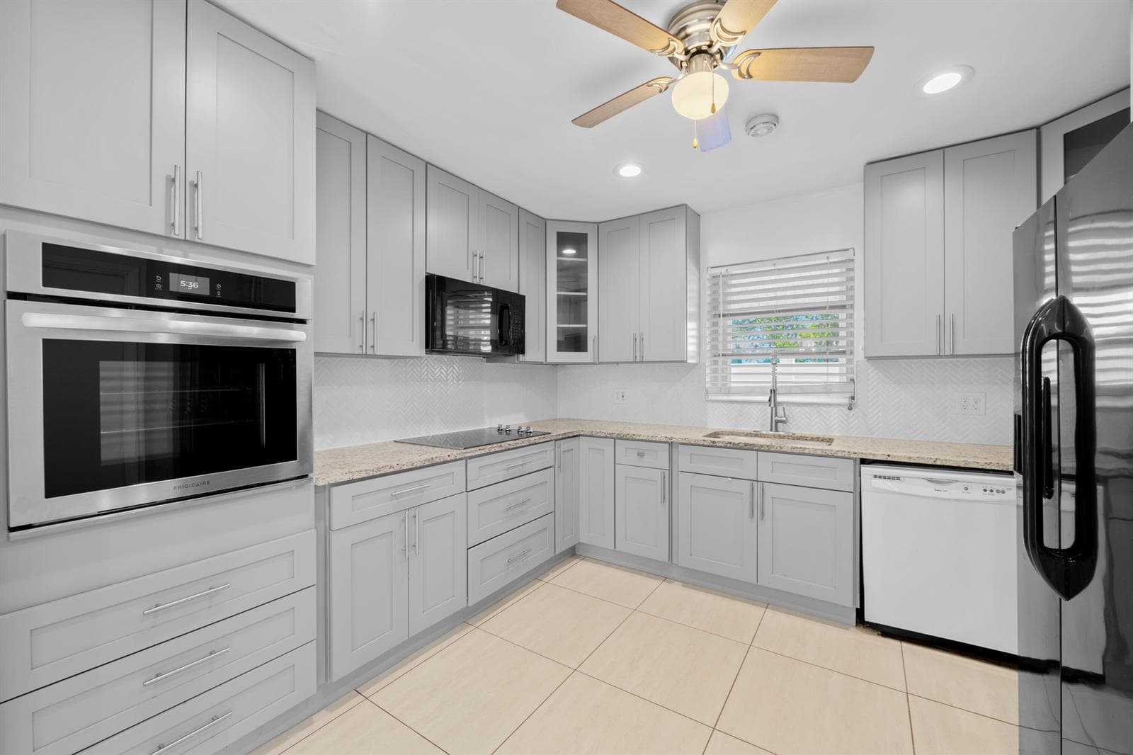 27 SE 6TH Street, Dania Beach FL 33004 photo 2