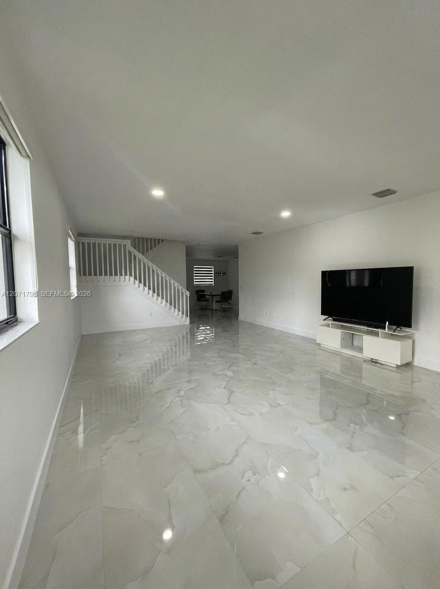 9260 W 35th Ln, Hialeah FL 33018 photo 2