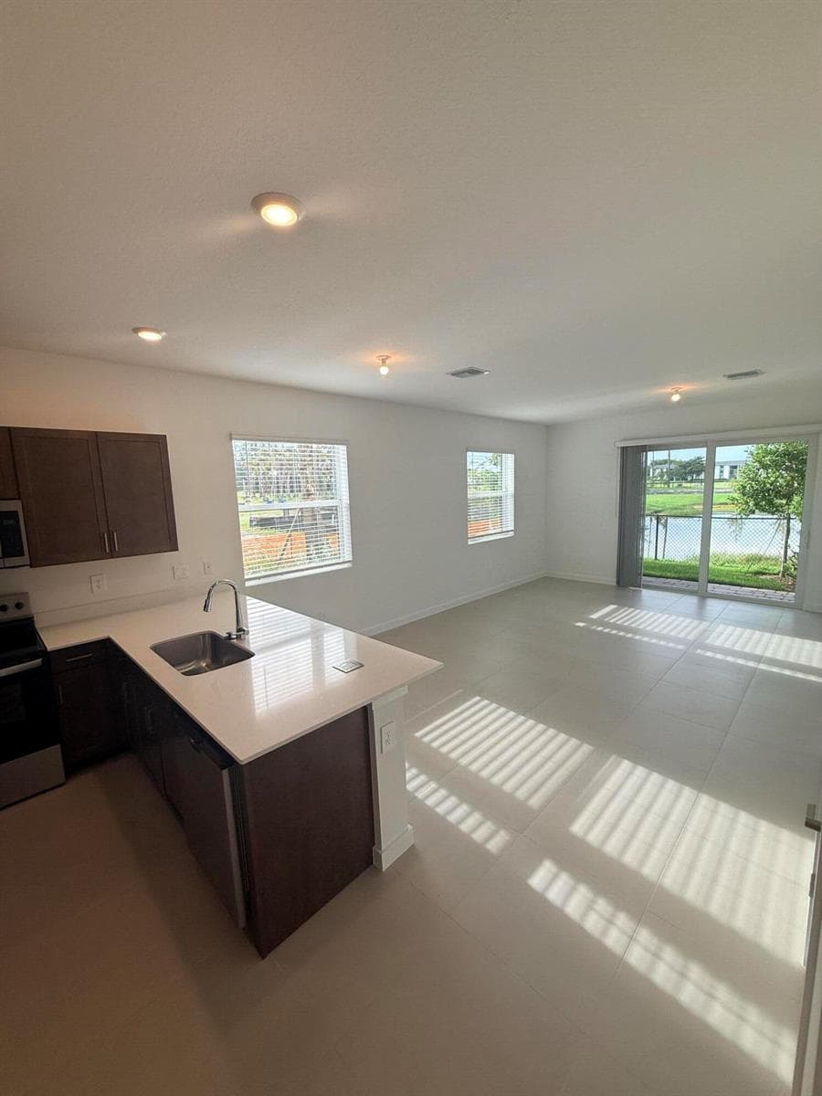 147 LAKESIDE LANDING Court, Royal Palm Beach FL 33411 photo 4