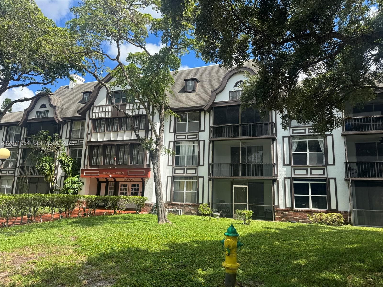 3740 Inverrary Dr # 2Q, Lauderhill FL 33319