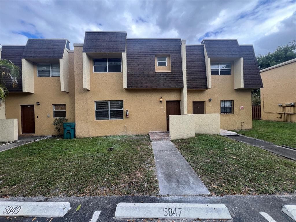 5847 BLUEBERRY Court # 85, Lauderhill FL 33313