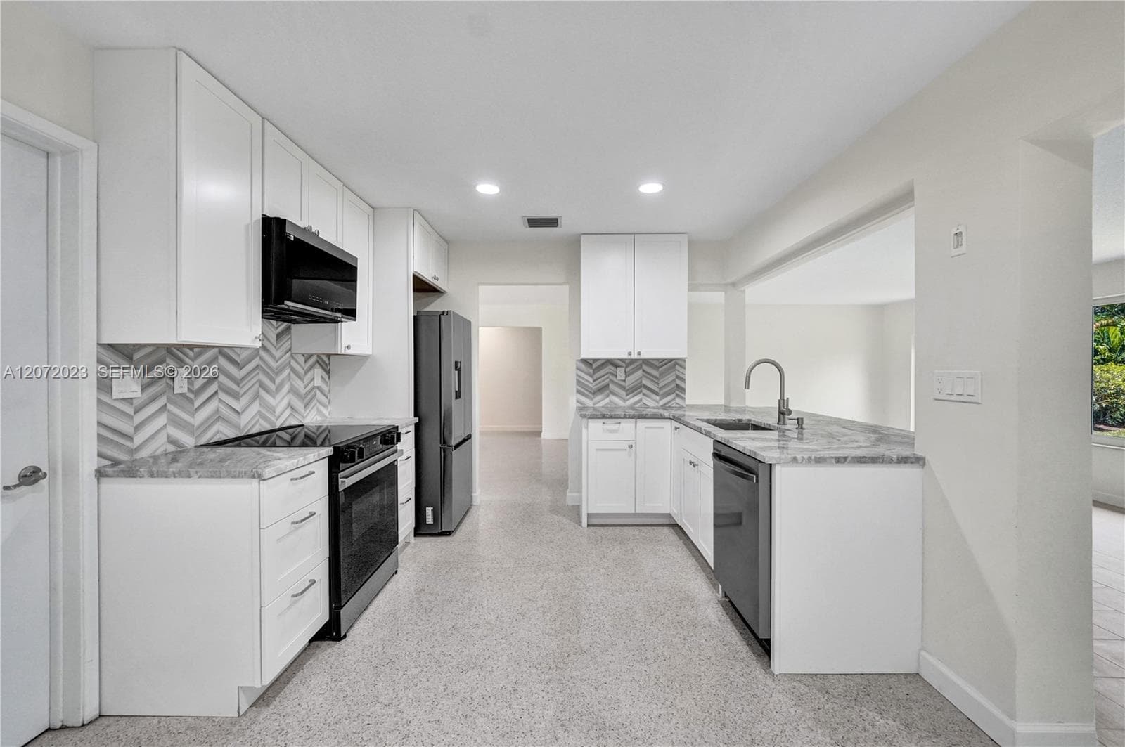 1524 NE 37th St, Oakland Park FL 33334 photo 3
