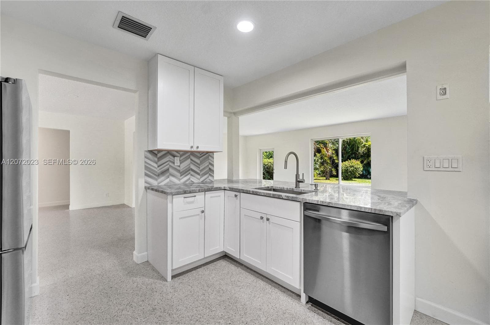 1524 NE 37th St, Oakland Park FL 33334 photo 4