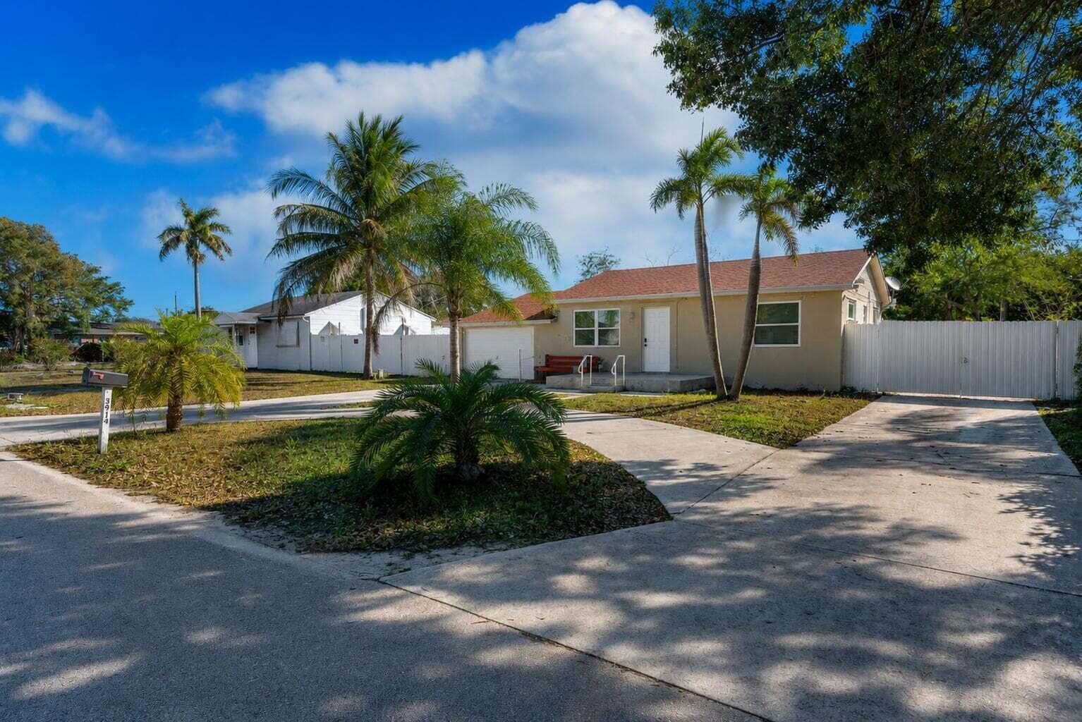 3914 SERUBI Avenue, Palm Springs FL 33461 photo 2