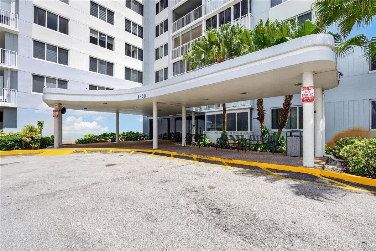 4200 Hillcrest Drive, Hollywood FL 33021 photo 2