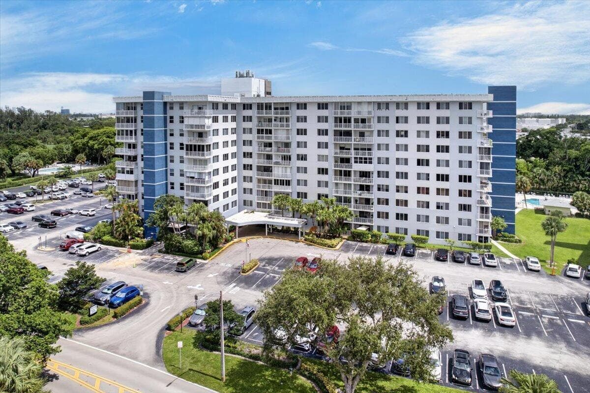 4200 Hillcrest Drive, Hollywood FL 33021
