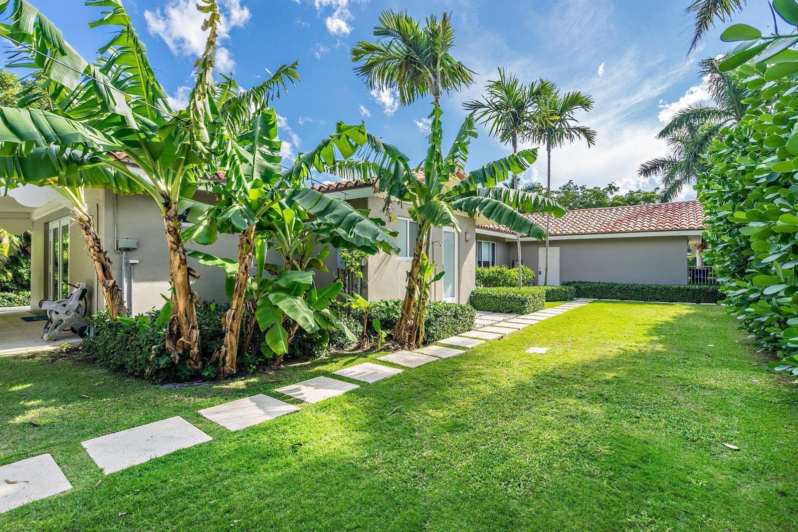 157 Worth Court N, West Palm Beach FL 33405 photo 2