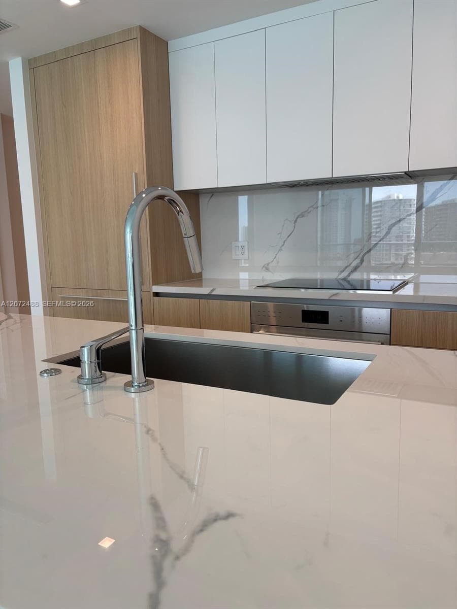 2411 LAGUNA CIRCLE # 809, North Miami FL 33181 photo 3