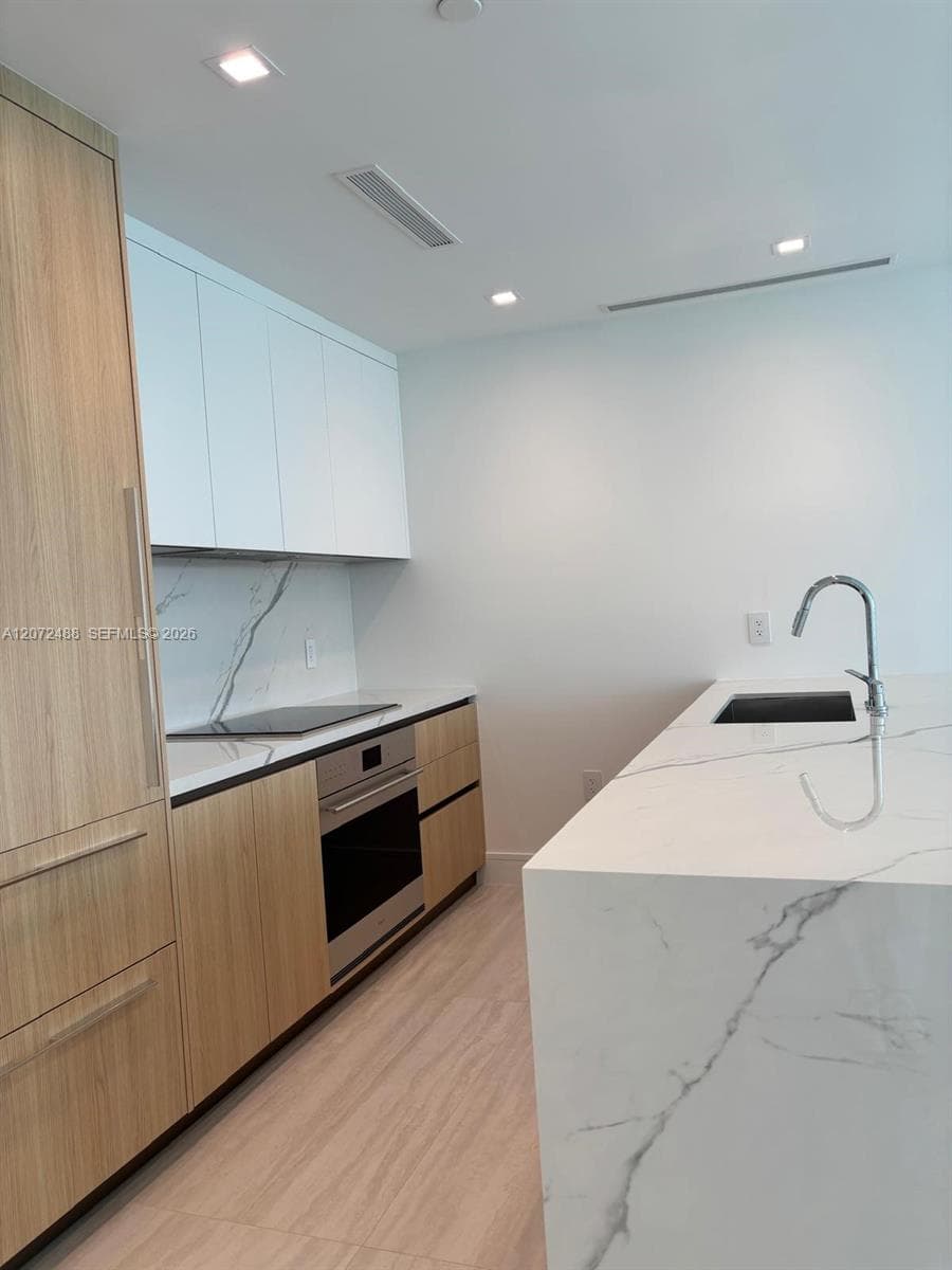 2411 LAGUNA CIRCLE # 809, North Miami FL 33181 photo 4