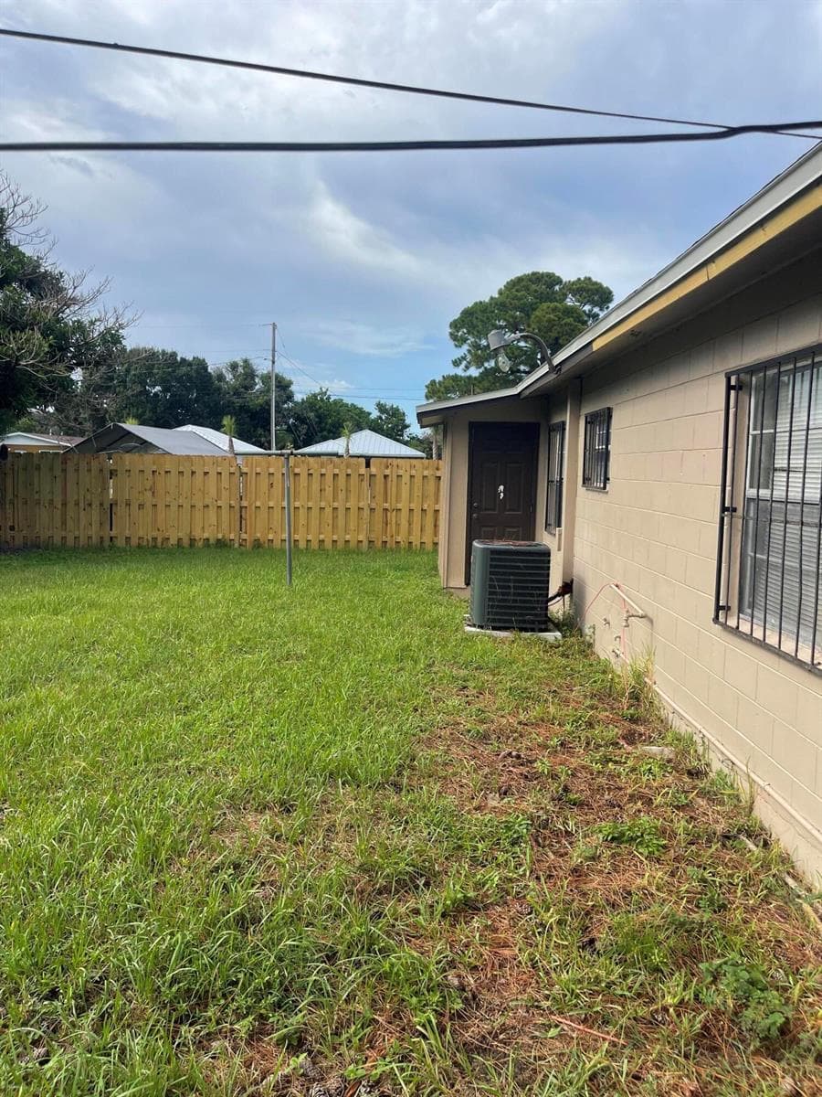 805 N 27TH Street, Fort Pierce FL 34947 photo 2