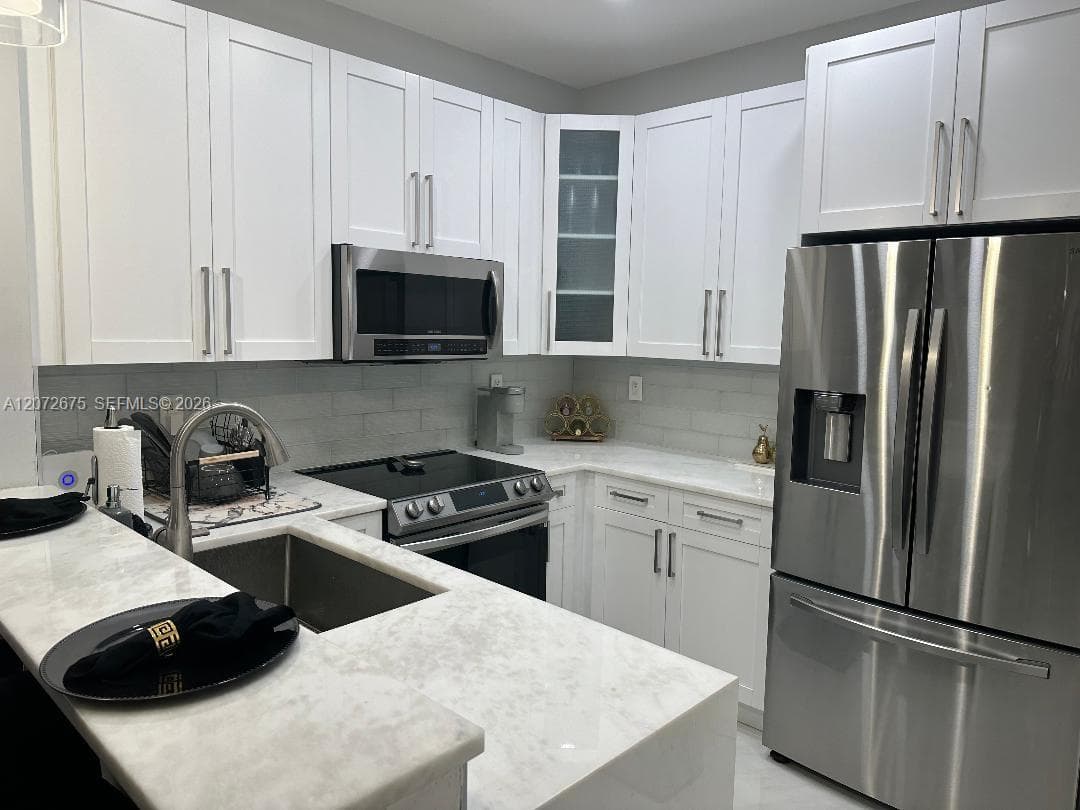 7690 S Southwood Cir, Davie FL 33328