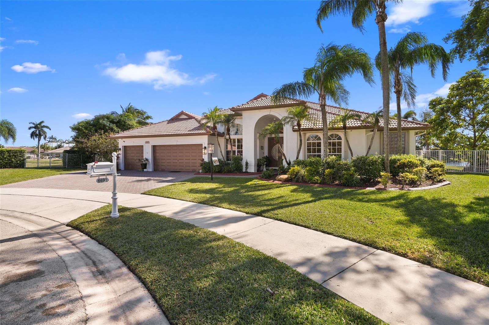 6691 Segovia Way, Pembroke Pines FL 33331 photo 2