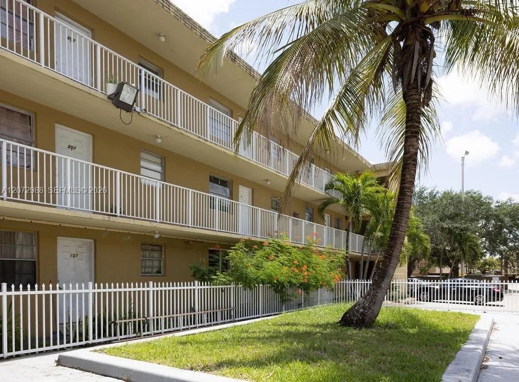 955 W 74 Street # 207, Hialeah FL 33012