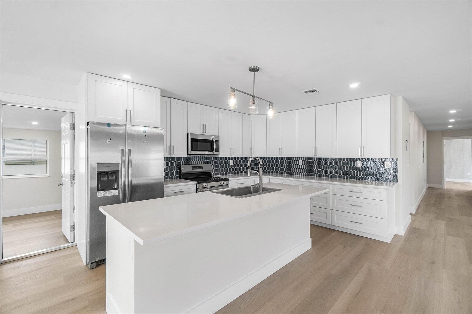 325 SW 8TH Avenue, Delray Beach FL 33444 photo 2