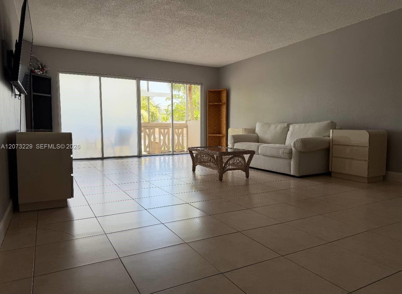 800 NE 195th St # 211, Miami, FL 33179 photo 3