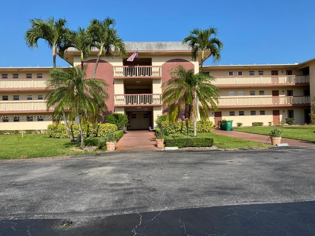 1001 Hillcrest Ct # 215, Hollywood FL 33021