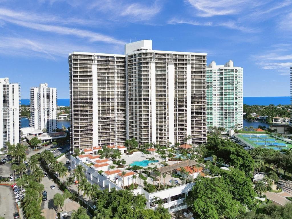20281 E Country Club Dr # 404, Aventura FL 33180 photo 2