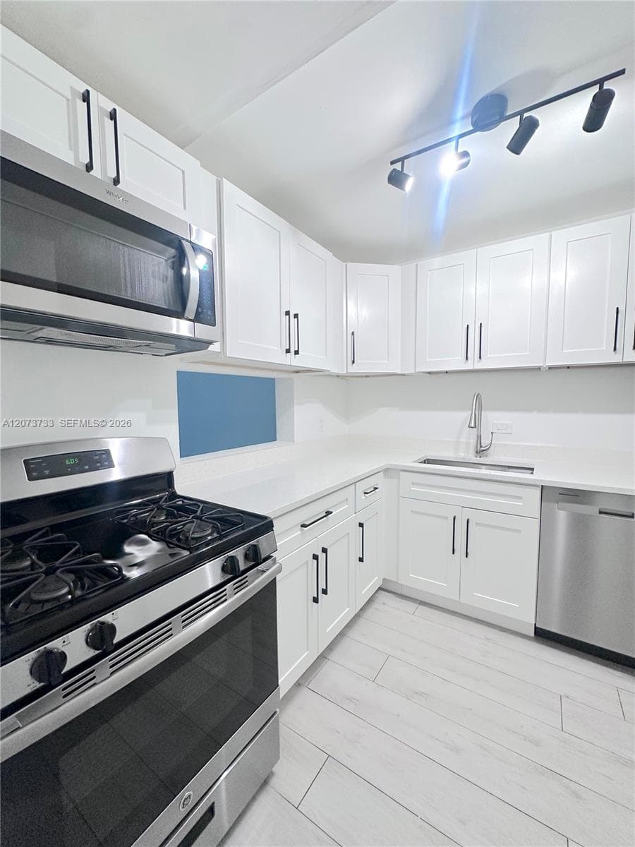 6890 N Kendall Dr # B204, Pinecrest FL 33156