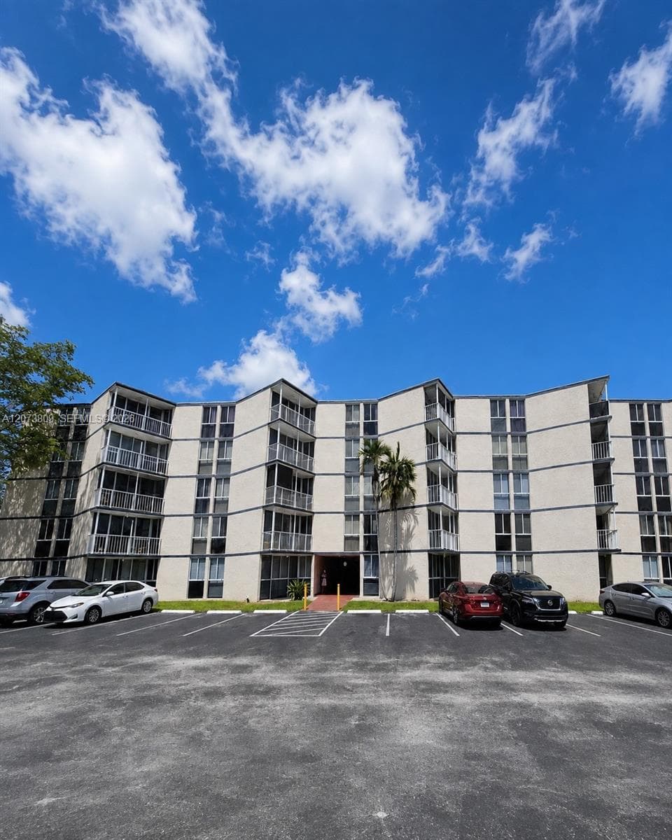 7075 NW 186th St # C208, Hialeah FL 33015